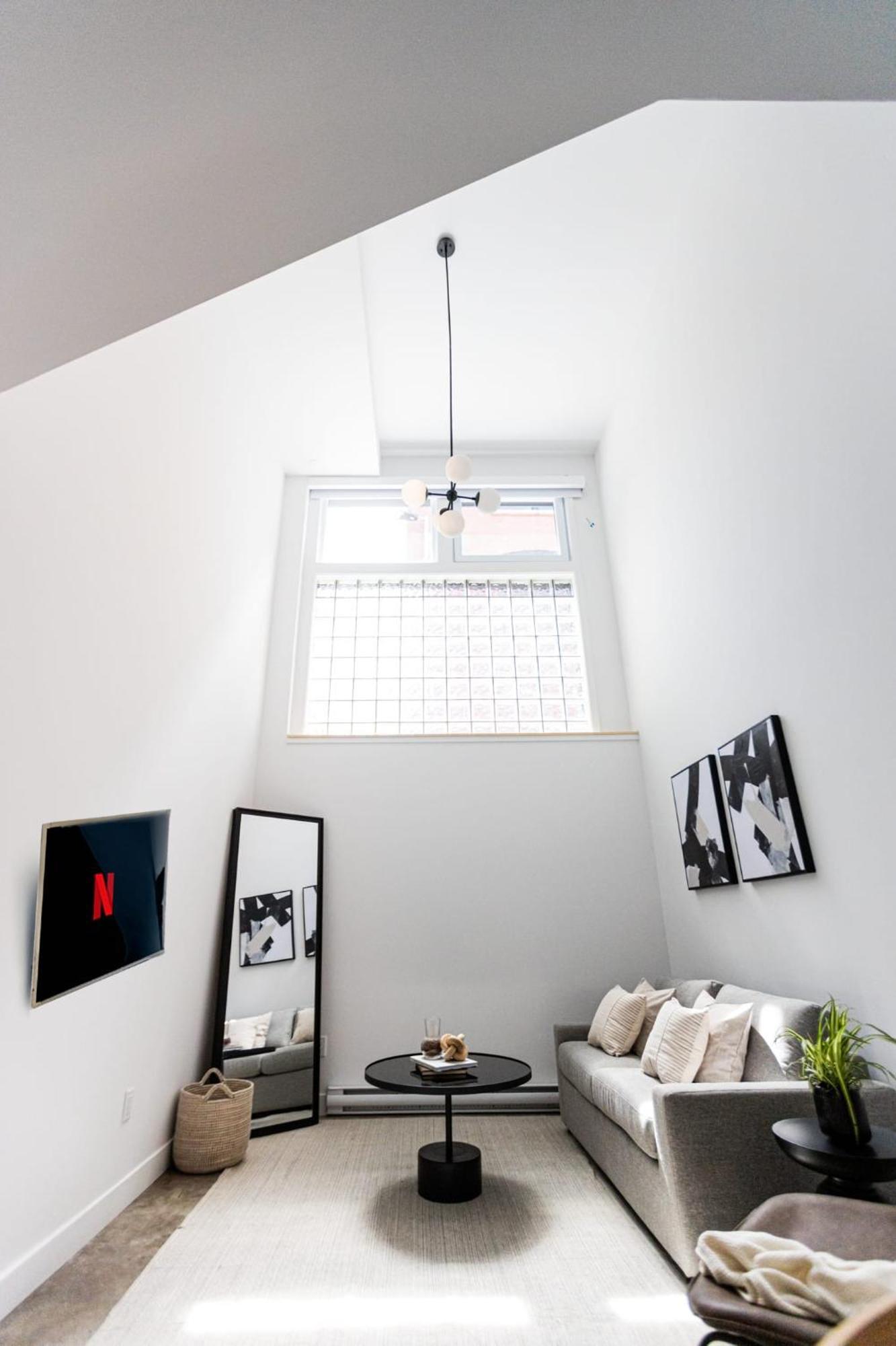 Modern Luxe 1bdr With Sofabed In Mile End Montreal